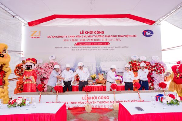 Lãnh đạo thực hiện nghi thức xúc đất tại lễ khởi công dự án Đỉnh Thái Việt Nam, KCN WHA Nghệ An