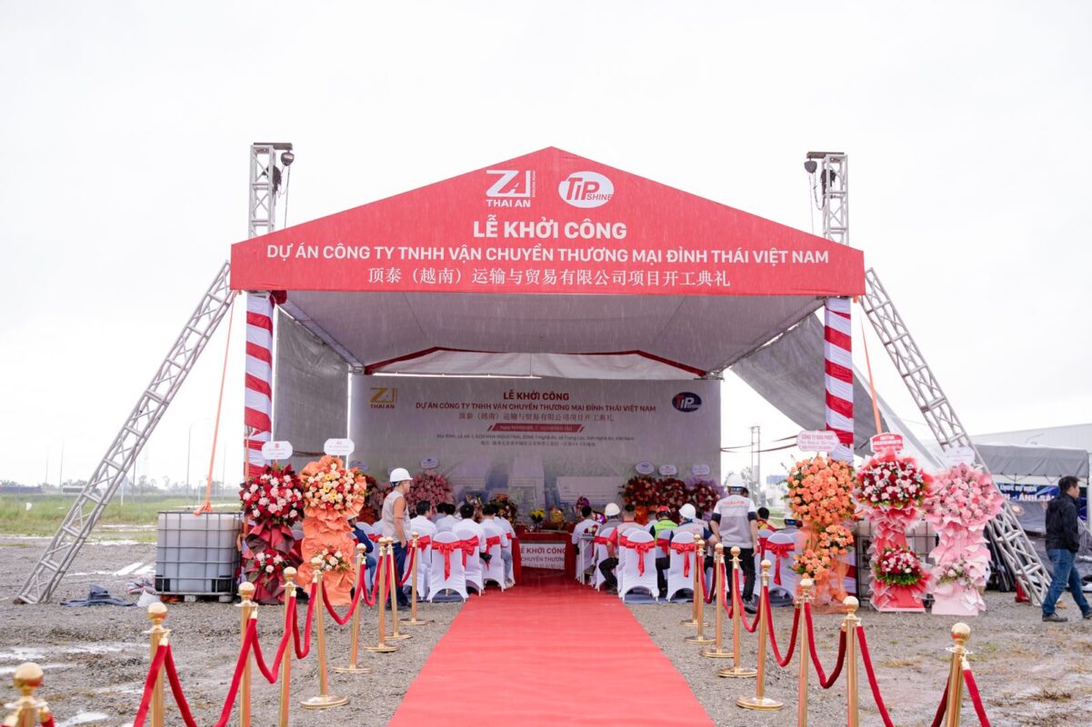 Nhà bạt khung không gian mái đỏ in tên lễ khởi công dự án Đỉnh Thái Việt Nam