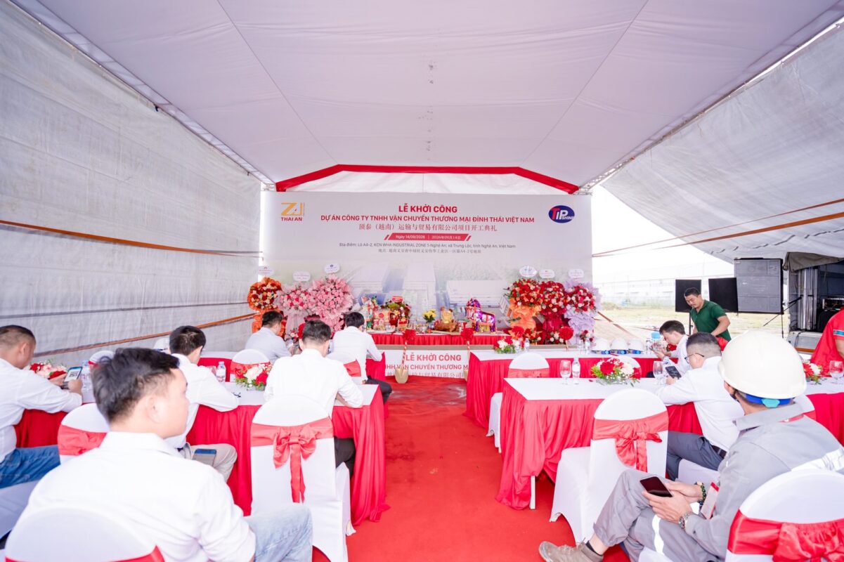 Khu vực bàn ghế khách mời phủ khăn trắng nơ đỏ tại lễ khởi công