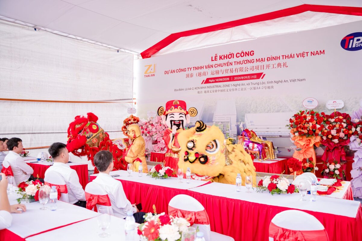 Múa lân và Thần Tài chúc mừng lễ khởi công dự án Đỉnh Thái Việt Nam