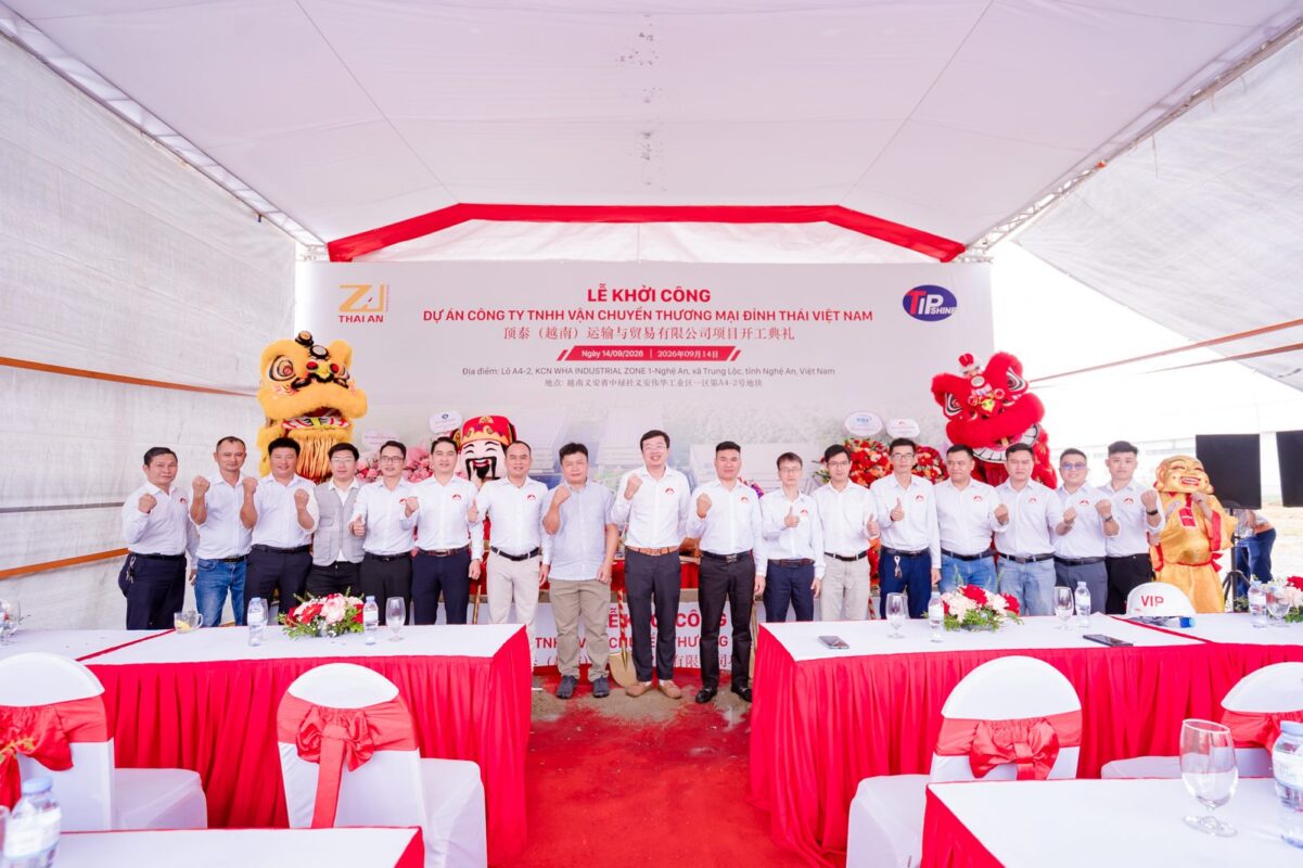 Đại biểu chụp ảnh lưu niệm tại lễ khởi công dự án Đỉnh Thái Việt Nam